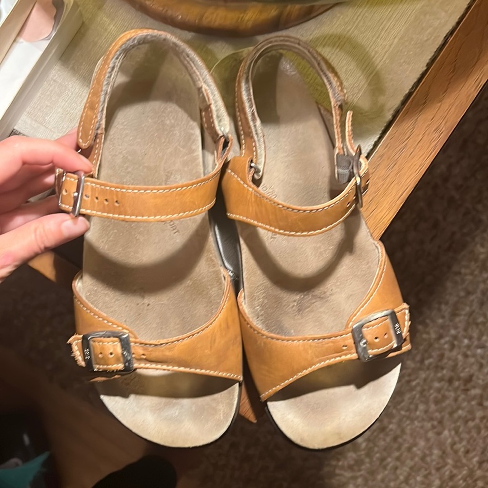 Captiva tan sandals light brown size 8